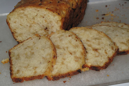 Фото к рецепту: Луково-чесночно-сырный хлеб на пиве (быстро и просто в приготовлении)