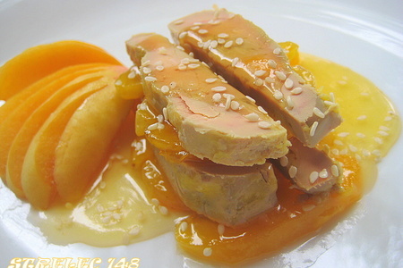 Фото к рецепту: Фуа-гра с карамелизованными абрикосами.
