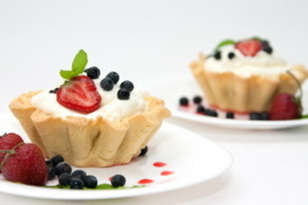 Фото к рецепту: Тарталетки с ягодами и кремом из маскарпоне