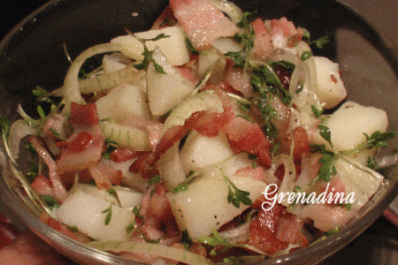 Фото к рецепту: Картофельный салат с беконом и кресс-салатом
