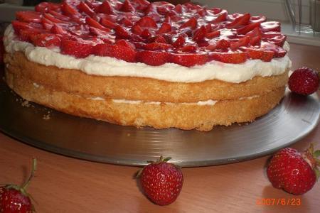 Фото к рецепту: На скорую руку торт с фруктами или ягодами