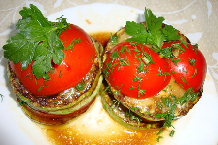 Фото к рецепту: Закуска из кабачков с помидорами и зеленью
