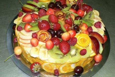 Фото к рецепту: Йогуртовый торт с фруктами и ягодами