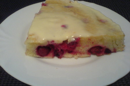 Фото к рецепту: Бисквитный пирог с ягодами под сметанной заливкой