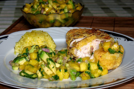Фото к рецепту: Куриная грудка в кукурузной корочке с авокадо-манго сальсой