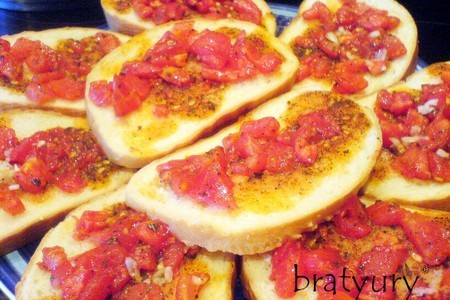 Фото к рецепту: Горячие бутерброды с помидорами и приправами