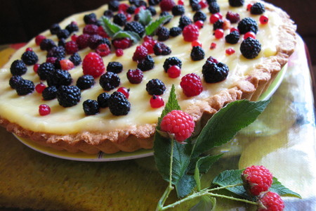 Фото к рецепту: Песочный пирог с заварным кремом и ягодами