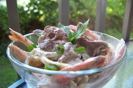 Фото к рецепту: Салат с лисичками и креветками !!!