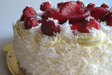 Фото к рецепту: Безейный тортик с клубникой. укутанный снегами и туманами.
