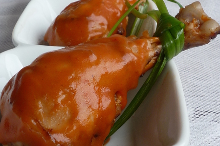 Фото к рецепту: Курица в пикантом томатном соусе