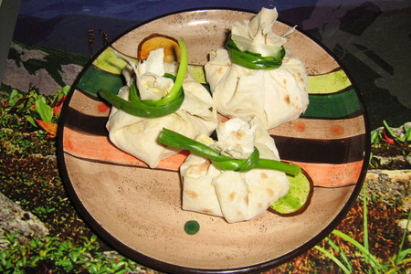 Фото к рецепту: Мешочки из лаваша с мясным салатом.