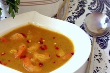 Индийский суп-пюре с кокосовым молоком и креветками