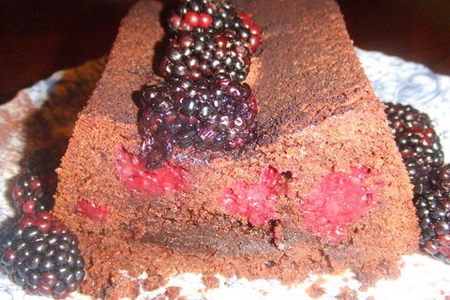 Фото к рецепту: Шоколадный кекс с ежевикой