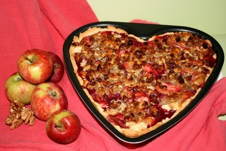 Фото к рецепту: Летний пирог с садовыми ягодами и фруктами