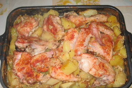 Фото к рецепту: Картофель,запеченный в духовке с молочком и курочкой.