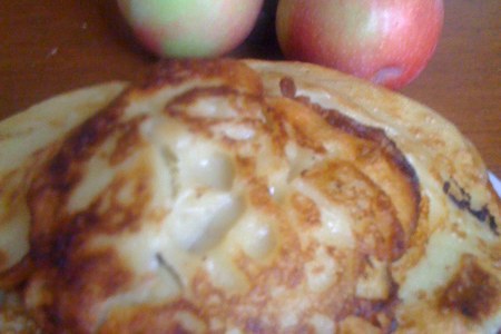 Фото к рецепту: Оладьи с яблоком