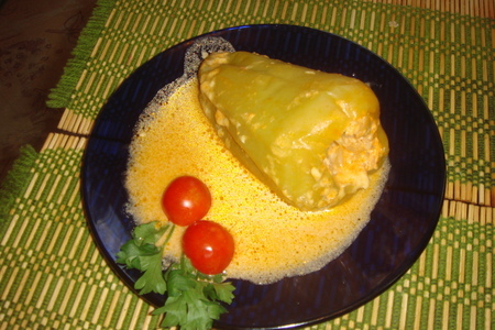 Фото к рецепту: Фаршированные перцы с сырным соусом