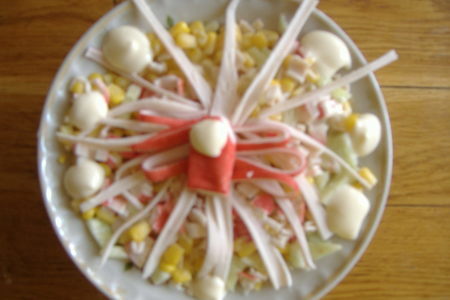 Фото к рецепту: Салат с кукурузой, рисом, крабовыми палочками и ананасом