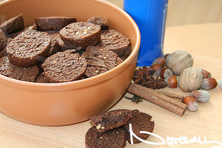 Фото к рецепту: Пряное шоколадное печенье с орехами