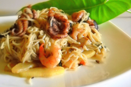 Фото к рецепту: Рисовая лапша   с  морепродуктами, грибами и кабачком.