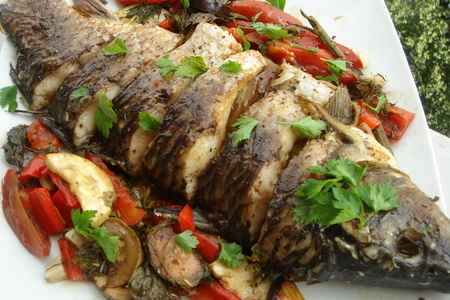 Фото к рецепту: Запеченная рыба с овощами