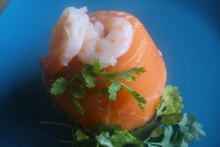 Фото к рецепту: Тимбаль из копченого лосося с креветочно-лососевым муссом