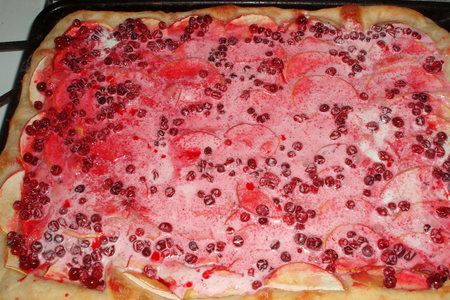 Фото к рецепту: Яблочно- брусничный пирог