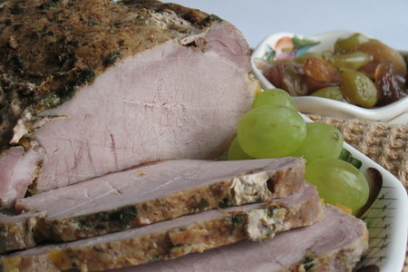 Фото к рецепту: Запеченная свинина с конфитюром из лука, чеснока и винограда