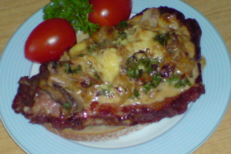 Фото к рецепту: Шницели из сырокопченого мяса,запеченные под грибами с сыром