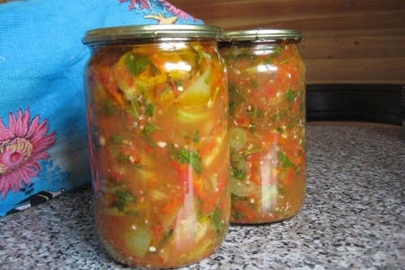 Фото к рецепту: Готовимся к зиме - салат из зеленых помидор