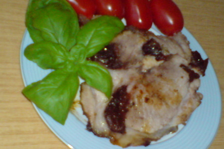 Фото к рецепту: Мясо ,запеченное под сметанно-горчичным кремом и нашпигованое черносливом