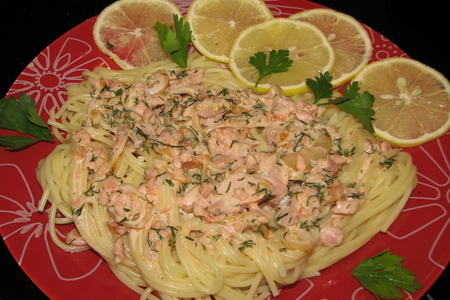 Фото к рецепту: Спагетти с копченым лососем