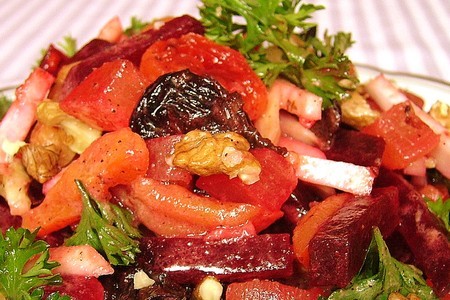 Фото к рецепту: Салат с горчицей и сухофруктами