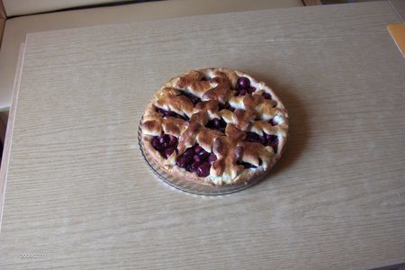 Фото к рецепту: Пирог вишневый - 2