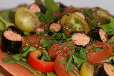 Фото к рецепту: Салат с кусочками форели в нори