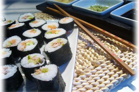 Фото к рецепту: Хосомаки-суши (тонкие суши-роллы)