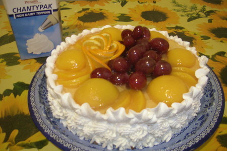 Торт бисквитный с фруктами и взбитыми сливками