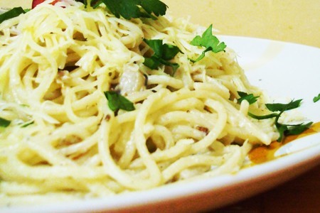 Фото к рецепту: Спагетти"карбонара"с шампиньонами.