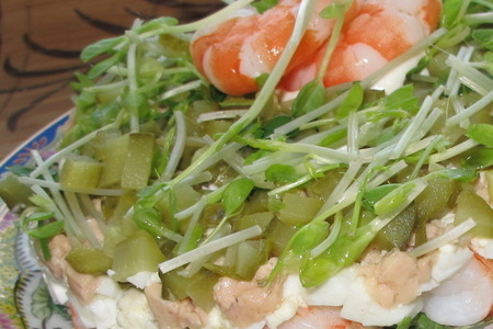 Фото к рецепту: Салат с печенью трески и креветками
