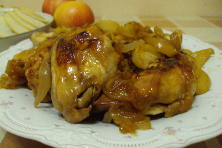 Фото к рецепту: Курица с яблоками и вермутом