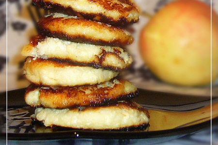 Фото к рецепту: Сырники с яблоками