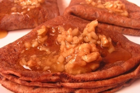 Фото к рецепту: Шоколадные блинчики с грецкими орехами и медом