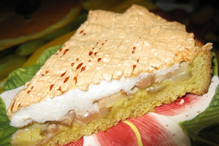 Фото к рецепту: Песочный  пирог  с  грушей и безе   " росса рассвета "