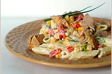 Фото к рецепту: Салат с пастой и тунцом