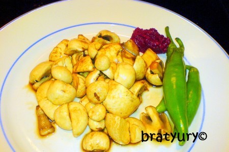 Фото к рецепту: Салат из сырых грибов - дождевиков и шампиньонов