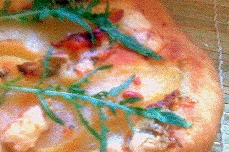 Фото к рецепту: Лепешка с грушей, сыром dorblu и рукколой.