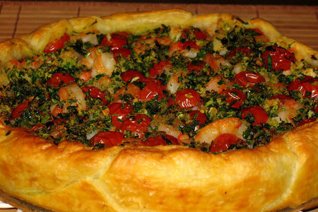 Фото к рецепту: Тарт с креветками и помидорами-черри (torta salata con gamberi e pomodorini)