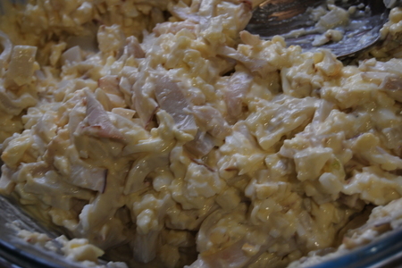 Фото к рецепту: Салат из кальмаров с плавленым и копченым сырами
