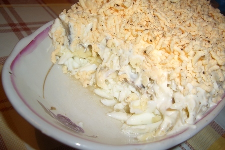 Фото к рецепту: Салат со шпротами "всем угодила"
