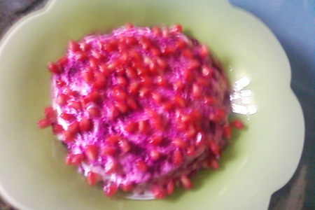 Фото к рецепту: Салат из языка с зёрнами граната